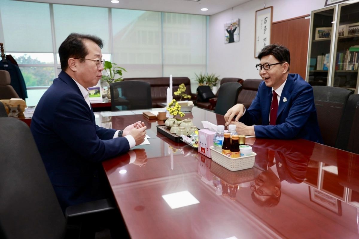 김철우 군수가 국회에서 문금주(왼쪽)의원을 만나 보성군 주요 현안사업 국비 지원을 건의하고 있다.