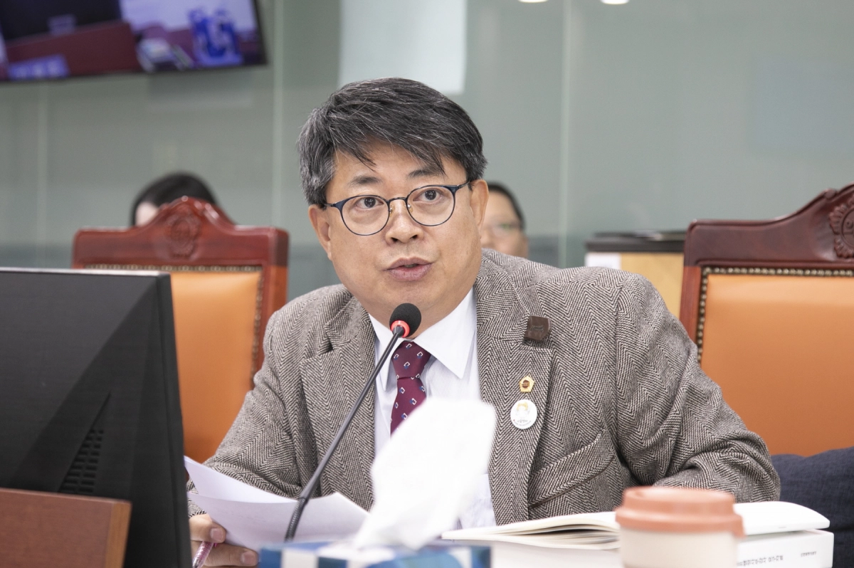 김재훈 의원이 7일 열린 제387회 여성가족평생교육위원회 미래평생교육국 행정사무감사에서 질의하고 있다.(사진=경기도의회)