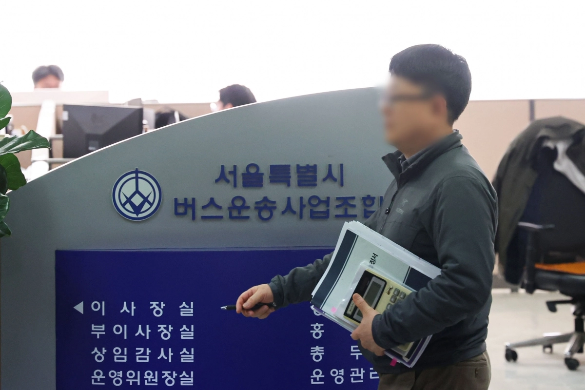 서울시내버스 노사가 중앙노사교섭회의를 개최한 7일 서울 송파구 서울시버스운송사업조합에서 관계자들이 이동하고 있다. 뉴시스