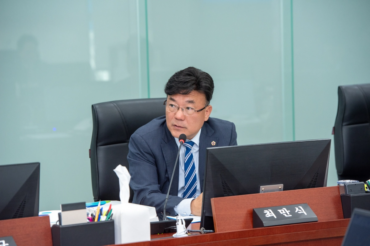 최만식 의원이 7일, 경기도의회 보건복지위원회에서 열린 경기도 복지국 소관 행정사무감사에서 질의하고 있다.(사진=경기도의회)