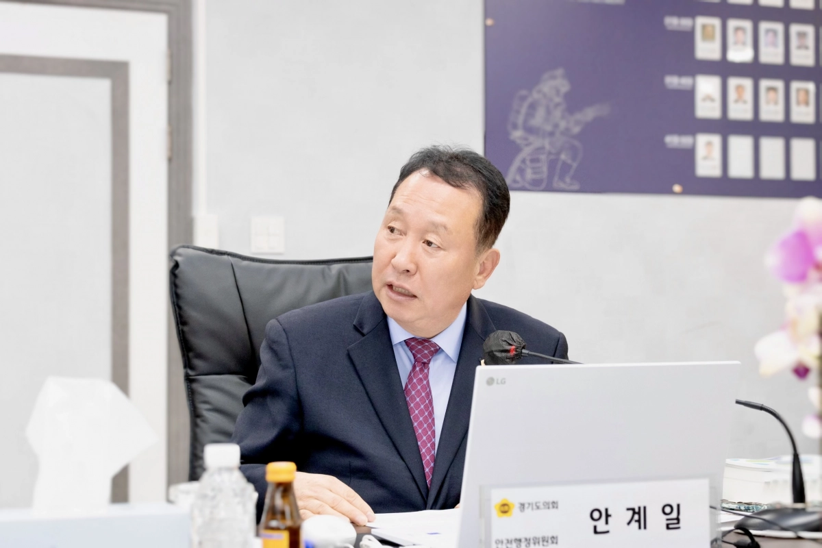 안계일 의원이 7일 열린 2025년 행정사무감사에서 수원소방서를 대상으로 질의하고 있다.(사진=경기도의회)