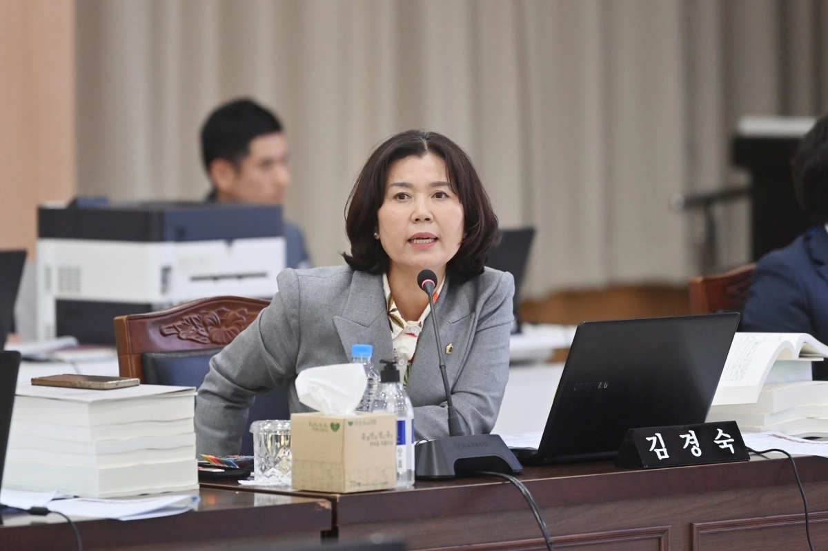 7일 열린 경북도교육청 행정사무감사에서 질의하는 김경숙 의원. 경북도의회 제공