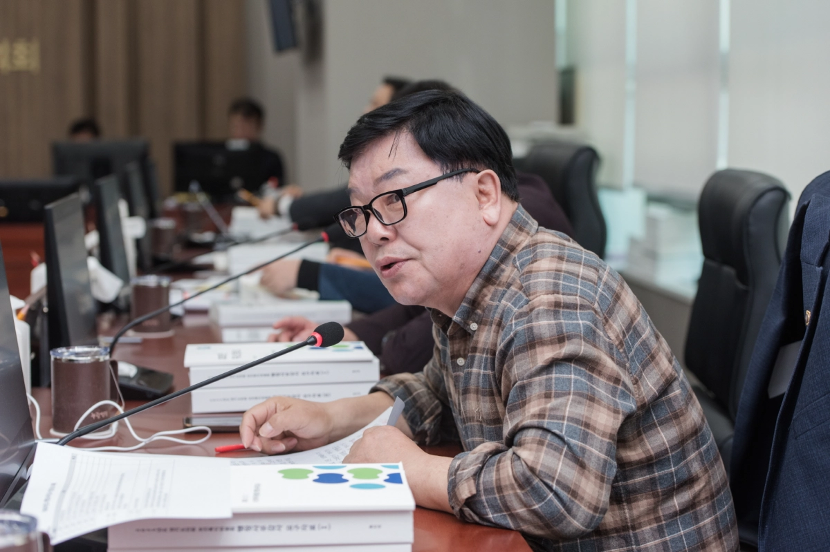 이병길 의원이 11월 7일 열린 2025년 행정사무감사에서 복지국을 상대로 질의하고 있다.(사진=경기도의회)