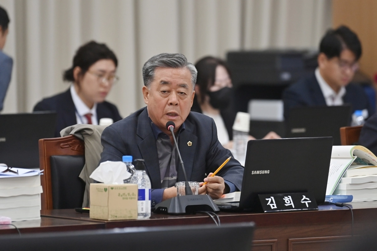 2025년도 경북도교육청 행정사무감사에서 질의하는 김희수 의원. 경북도의회 제공