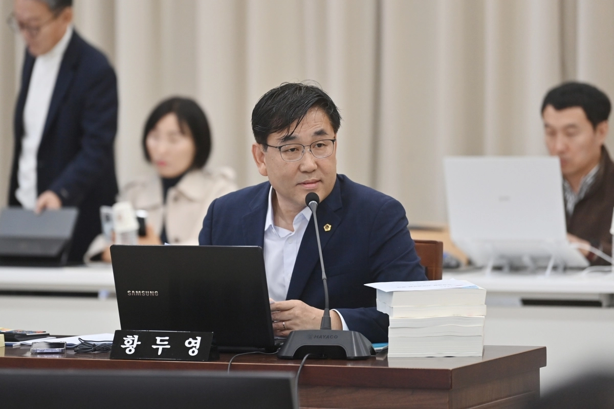 7일 열린 경북도교육청 행정사무감사에서 질의한는 황두영 의원. 경북도의회 제공