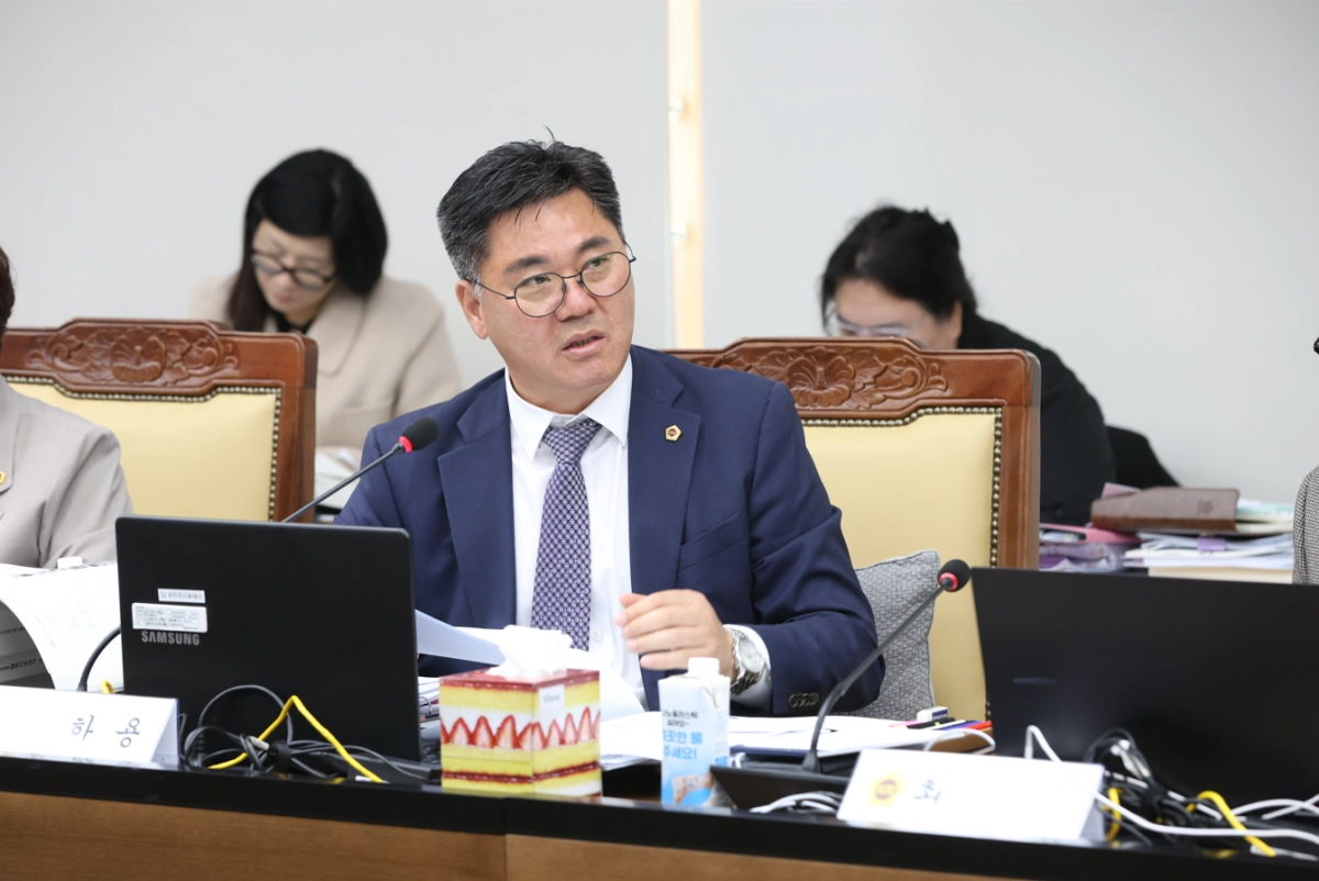 정하용 의원이 7일 경기도청 북부청사에서 열린 노동국과 킨텍스 대상 2025년도 행정사무감사에서 질의하고 있다.(사진=경기도의회)