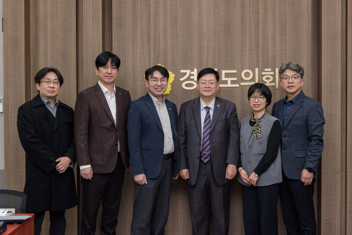 이선구 의원이 11월 7일 보건복지위원장실에서 경기도장애인직업재활시설협회 관계자들과 정담회를 갖고 기념촬영을 하고 있다.(사진=경기도의회)