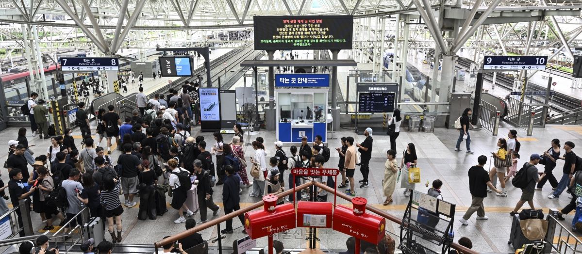 7일 서울 중구 서울역 대합실에 호남 지역 집중호우로 인해 운행이 중단됐던 전라선 열차 운행 재개 및 지연 알림 안내문이 나오고 있다. 기사와 관련 없음. 2025.9.7 이지훈 기자