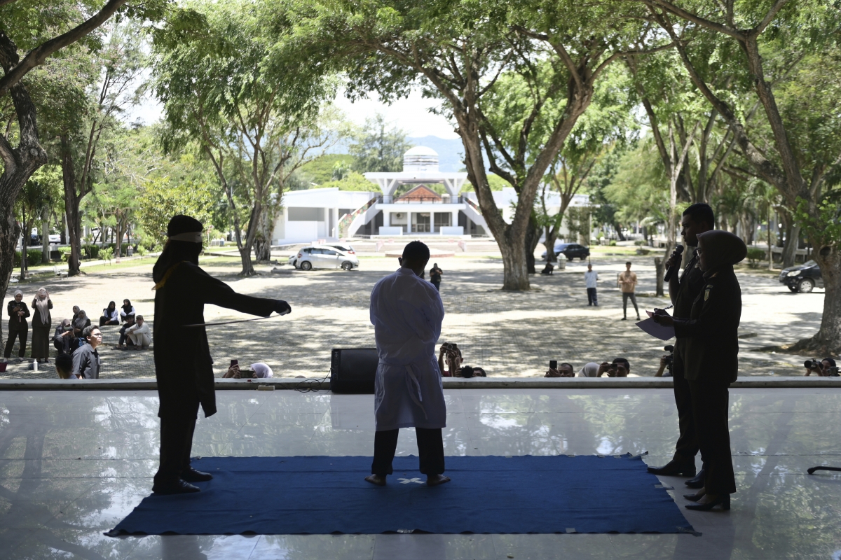 인도네시아에서 유죄 판결을 받은 남성에 집행관이 등나무 회초리를 매질을 하고 있다. 2025.2.27 아체 AP 연합뉴스