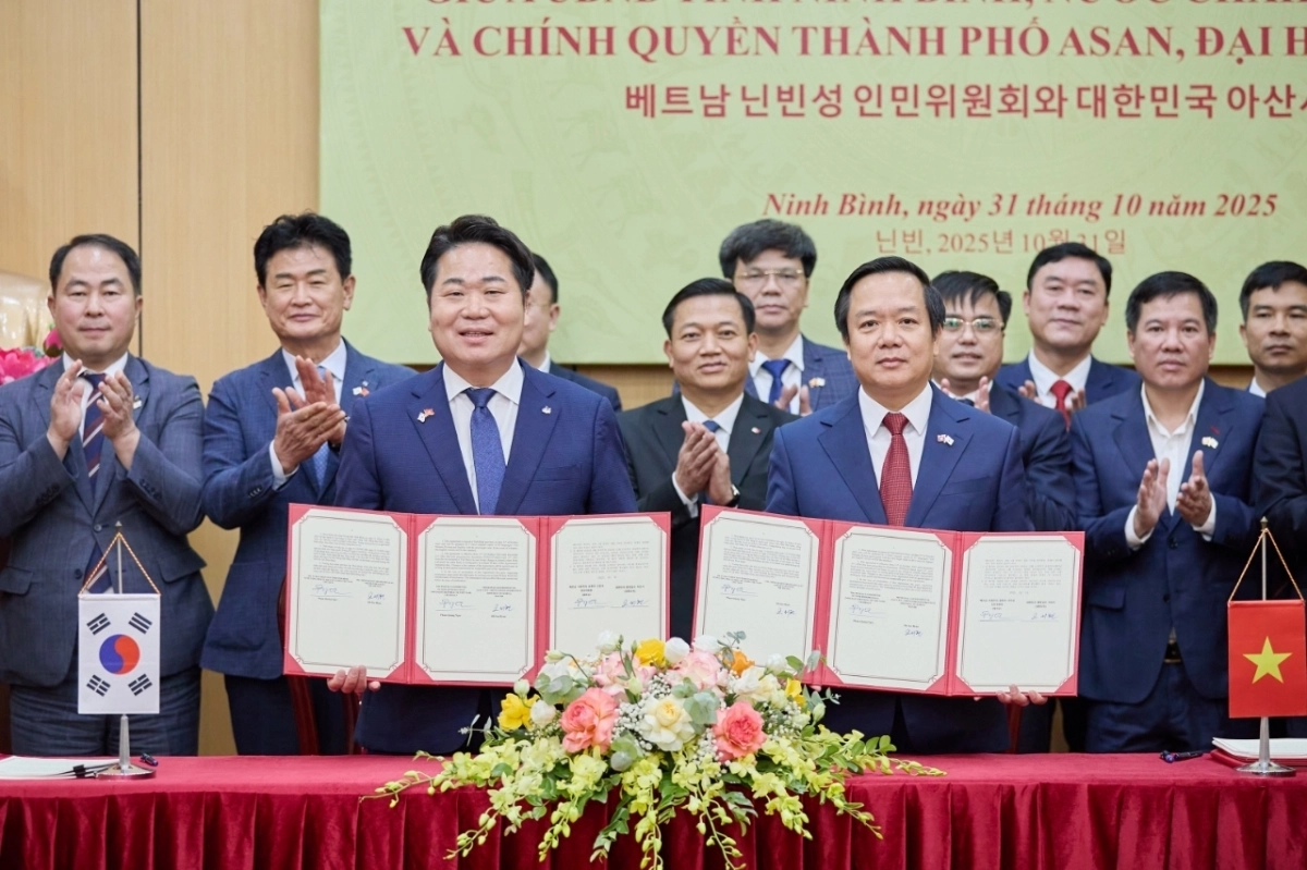 오세현 아산시장이 베트남에서 업무협약을 체결하고 있다. 시 제공