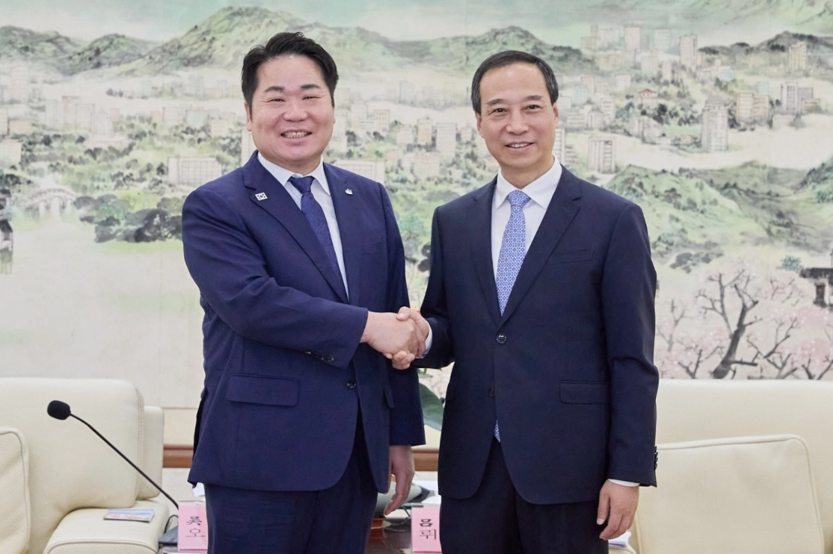 오세현 아산시장(왼쪽)과 뤼청시 중국 동관시장. 시 제공