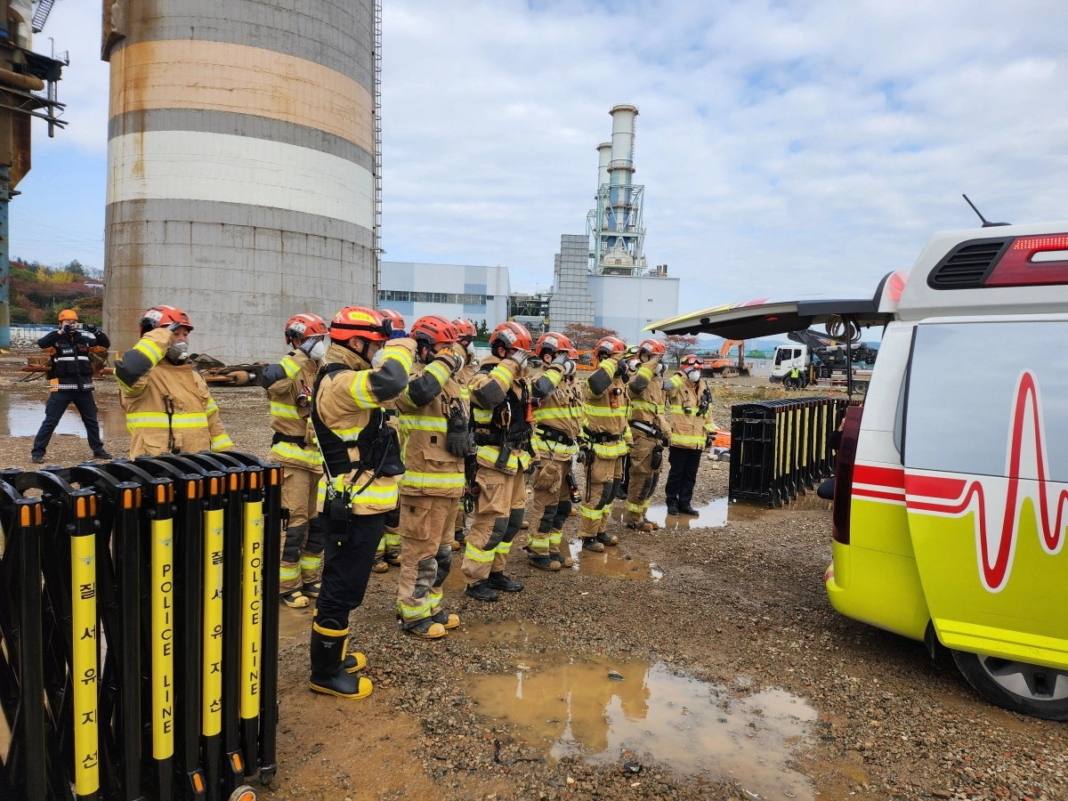 9일 오전 소방당국이 울산화력발전소 보일러 타워 붕괴 현장에서 생존해 구조를 기다리다가 숨진 김모(44)씨 시신을 수습했다. 구조대원들이 도열해 거수경례를 하고 있다. 울산소방본부 제공