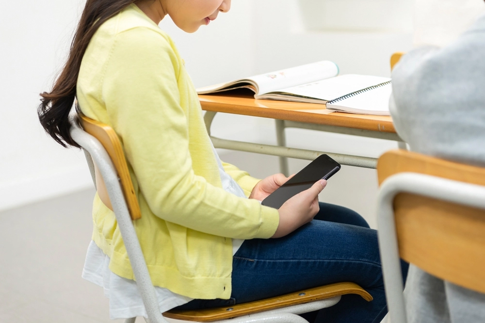 아동 청소년의 휴대전화 사용. 아이클릭아트