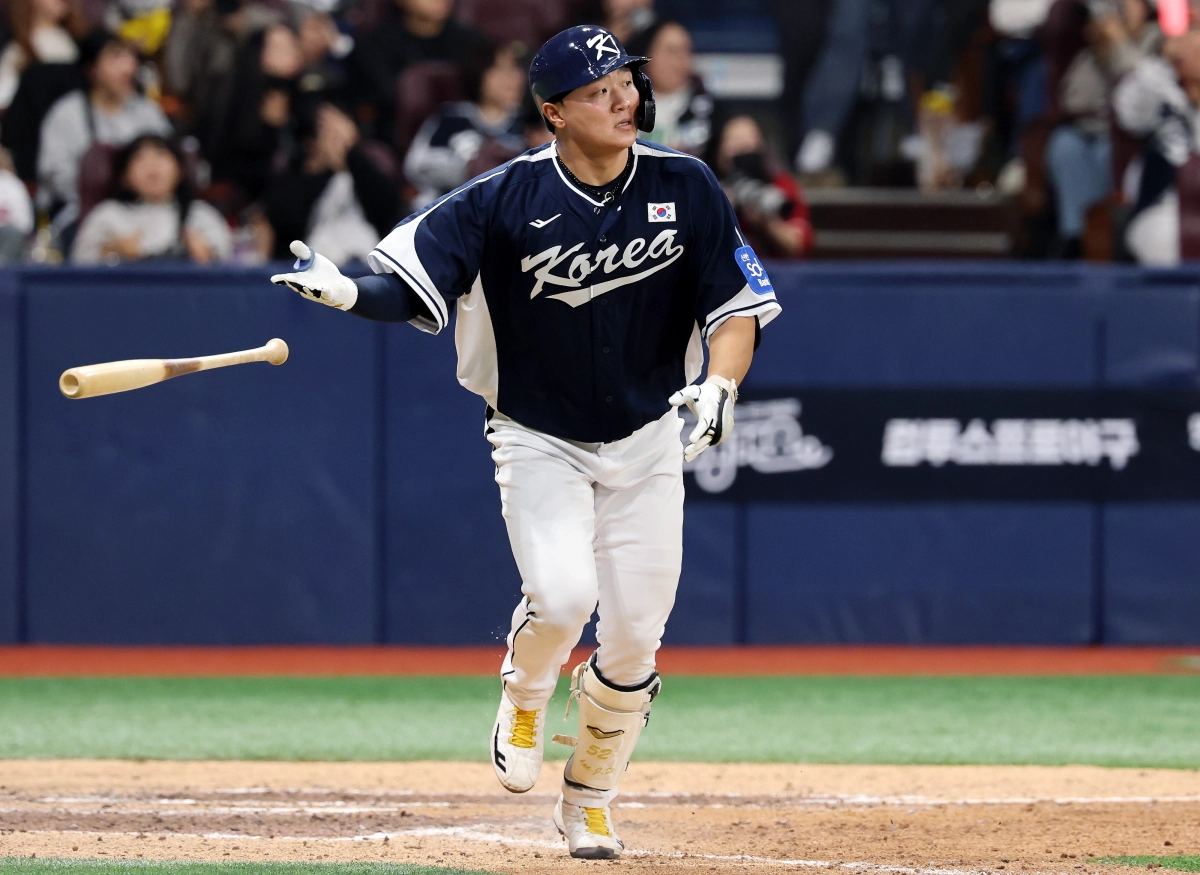 9일 오후 서울 구로구 고척스카이돔에서 열린 ‘2025 네이버 K-BASEBALL 시리즈’ 대한민국과 체코의 평가전. 9회초 무사 1루 이재원이 투런홈런을 쏘아올리고 있다.  연합뉴스