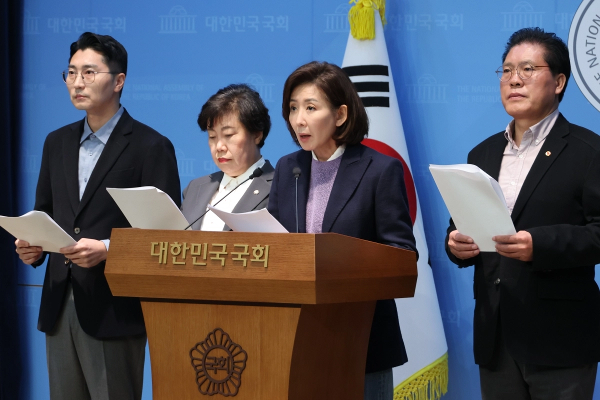 국회 법제사법위원회 소속 국민의힘 박준태(왼쪽부터)·조배숙·나경원·송석준 의원이 9일 서울 여의도 국회 소통관에서 검찰의 대장동 개발 비리 사건의 항소 포기에 대한 대통령실 개입 등 ‘윗선 지시’ 의혹을 제기하고 있다. 연합뉴스