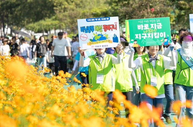 서울 구로구가 오는 15일 안양천 고척교에서 ‘제157회 구로 탄소제로 걷기 대회’를 연다. 사진은 지난해 열린 걷기 대회. 구로구 제공