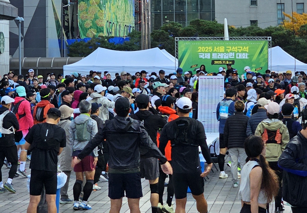 9일 ‘2025 서울 구석구석 국제 트레일런 대회’ 참가자들이 서울 중구 세종대로 서울신문사 앞 서울마당에서 몸풀기 운동을 하고 있다.