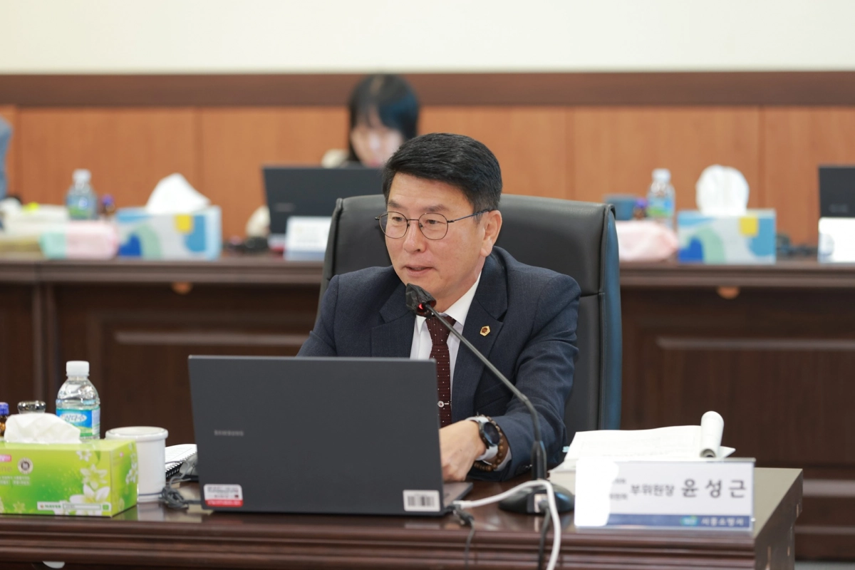 윤성근 의원이 11월 7일 시흥소방서를 대상으로 한 2025년 행정사무감사에서 질의하고 있다.(사진=경기도의회)