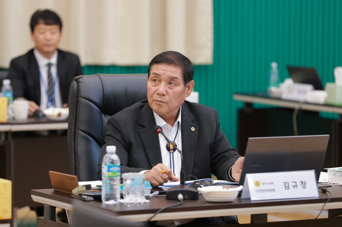 김규창 부의장이 7일 성남소방서에서 진행된 2025년 경기도 행정사무감사 안전행정위원회 현장감사에서 성남지역 취약계층 주택용 소방시설 지원사업 및 화재예방 대책에 대해 질의하고 있다.(사진=경기도의회)