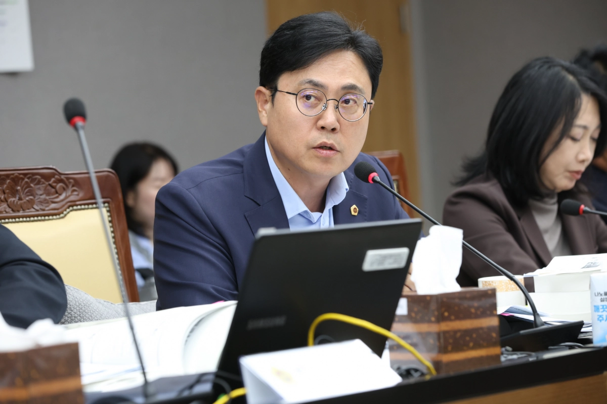 이용욱 의원이 7일 경기도청에서 열린 노동국 대상 행정사무감사에서 경기도 산업재해 감소와 노동정책 전환의 필요성에 대해 질의하고 있다.(사진=경기도의회)
