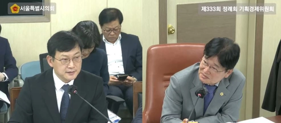 지난 7일 열린 민생노동국 행정사무감사에서 이해선 민생노동국장에게 질의하는 김용일 의원(오른쪽)