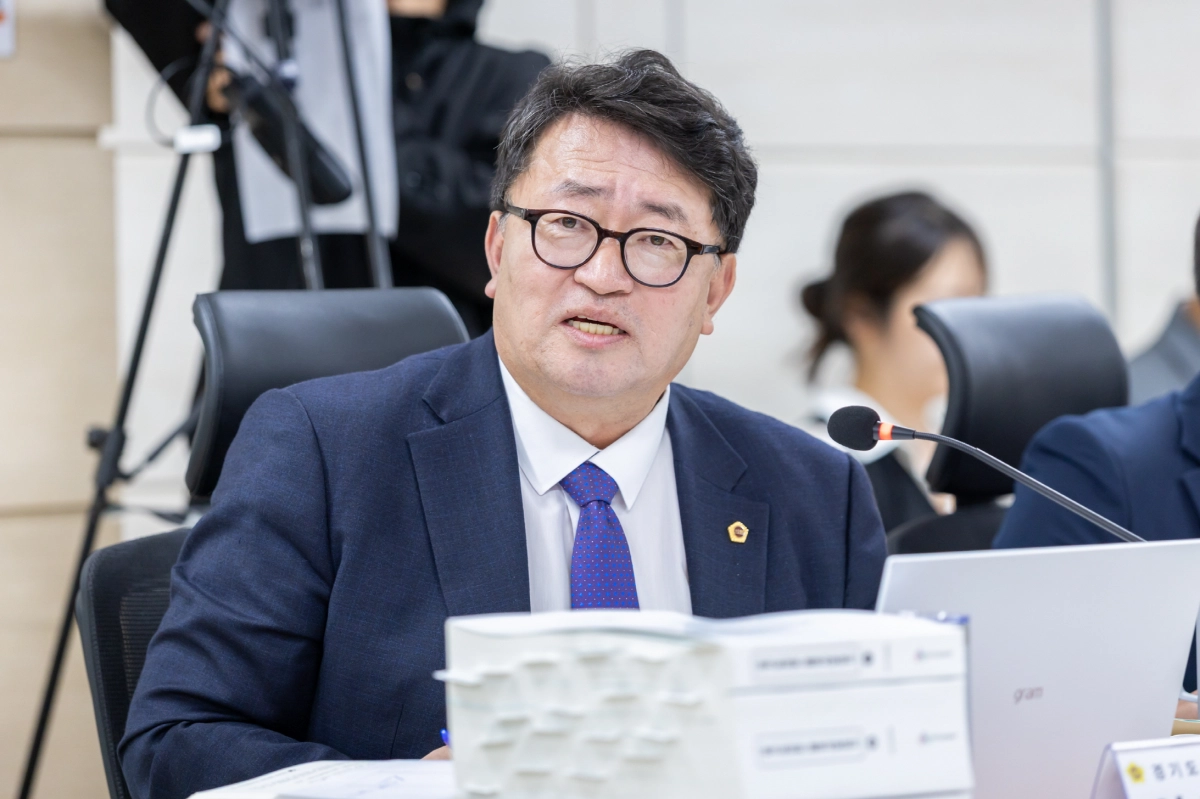 임광현 의원이  7일 열린 2025년도 행정사무감사에서 경기도 교육청 산하 각 교육지원청의 국제교류 협력 활성화와 글로벌 인재 양성 방안 마련을 당부하고 있다.(사진=경기도의회)