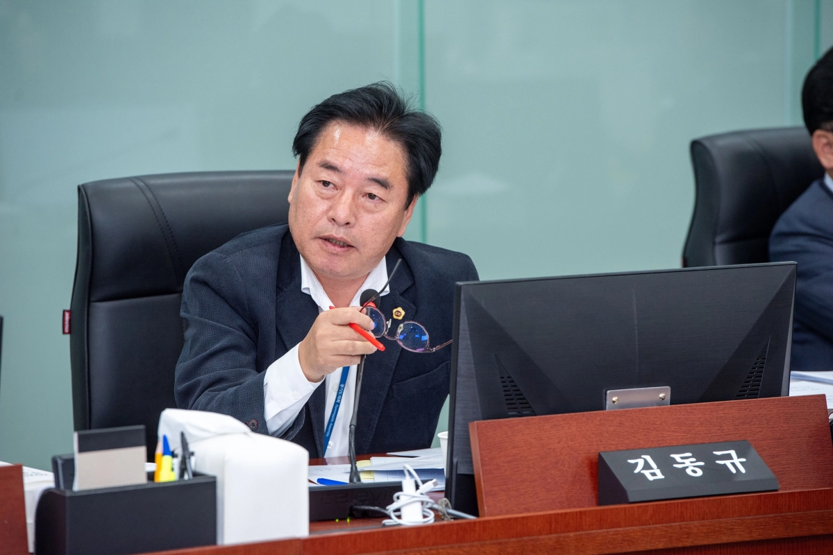 김동규 의원이 7일 열린 행정사무감사에서 복지국을 대상으로 독립유공자 의료비 지원사업, 고령화 대응 정책 이행 등 도민 체감형 복지행정 강화를 당부하고 있다.(사진=경기도의회)