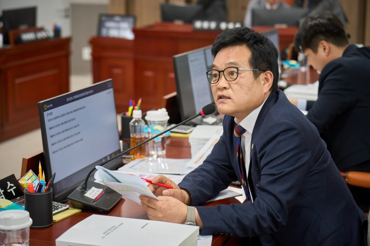 이학수 의원이 11월 7일 열린 문화체육관광국 행정사무감사에서 최근 급증하고 있는 ‘공공기관 사칭 노쇼사기’ 문제에 대해 근본적인 대책 마련을 촉구하고 있다.(사진=경기도의회)