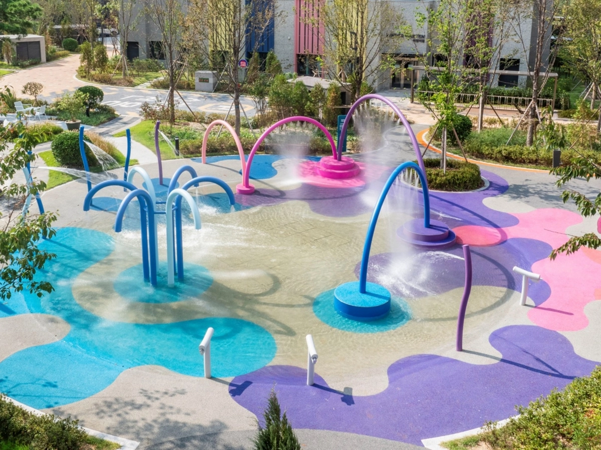 생동감 있는 색채 패턴이 돋보이는 ‘컬러 드롭 워터 페스타’ 프로젝트를 적용한 인천 중구의 호반써밋 스카이센트럴 2차 놀이시설물 모습. 호반건설 제공