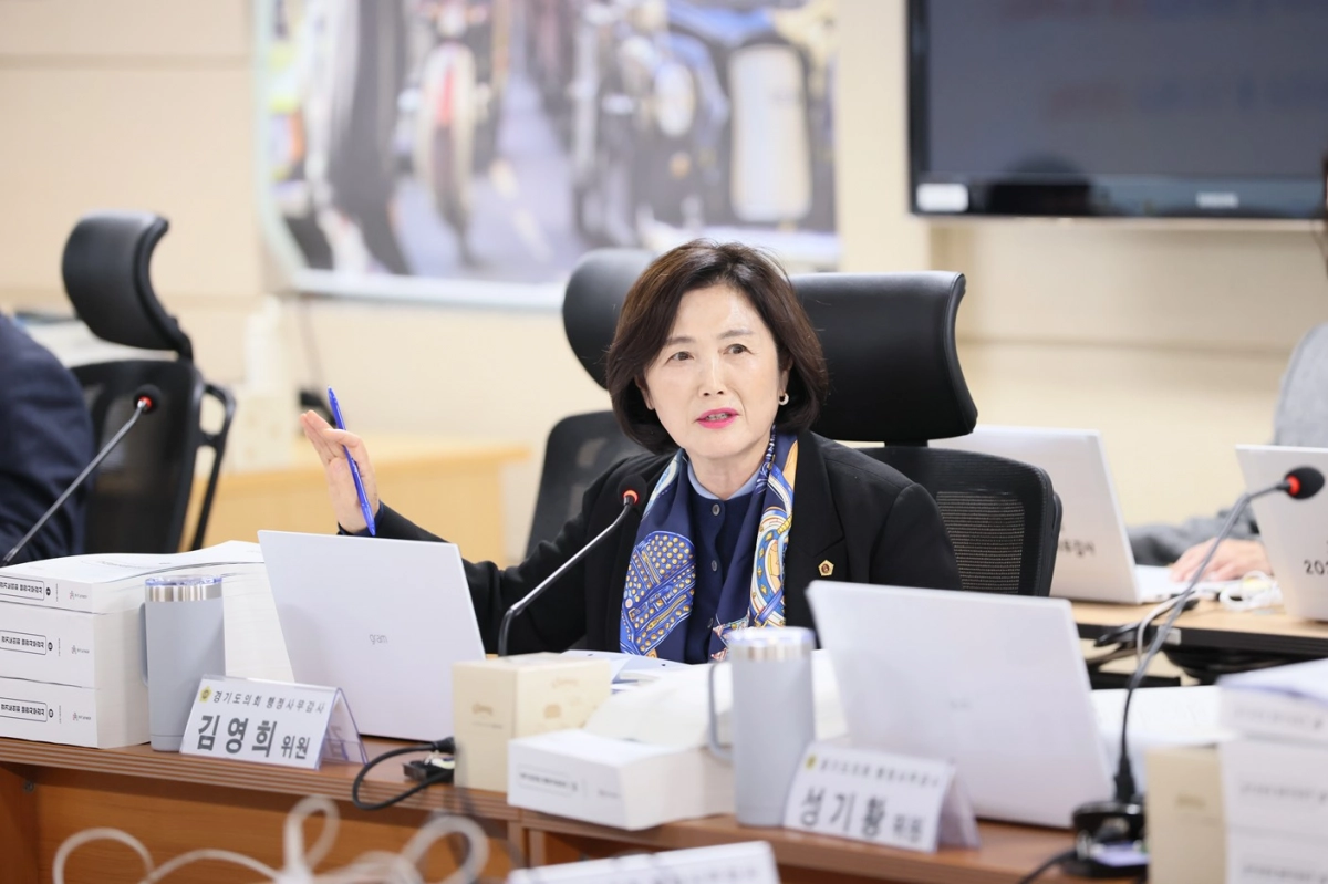 김영희 의원이 7일 열린 행정사무감사에서 안성고등학교 그린스마트스쿨 사업의 공사 중단 및 수의계약 부실 의혹과 품질·안전관리 강화 등 행정의 책임있는 대응을 촉구하고 있다.(사진=경기도의회)