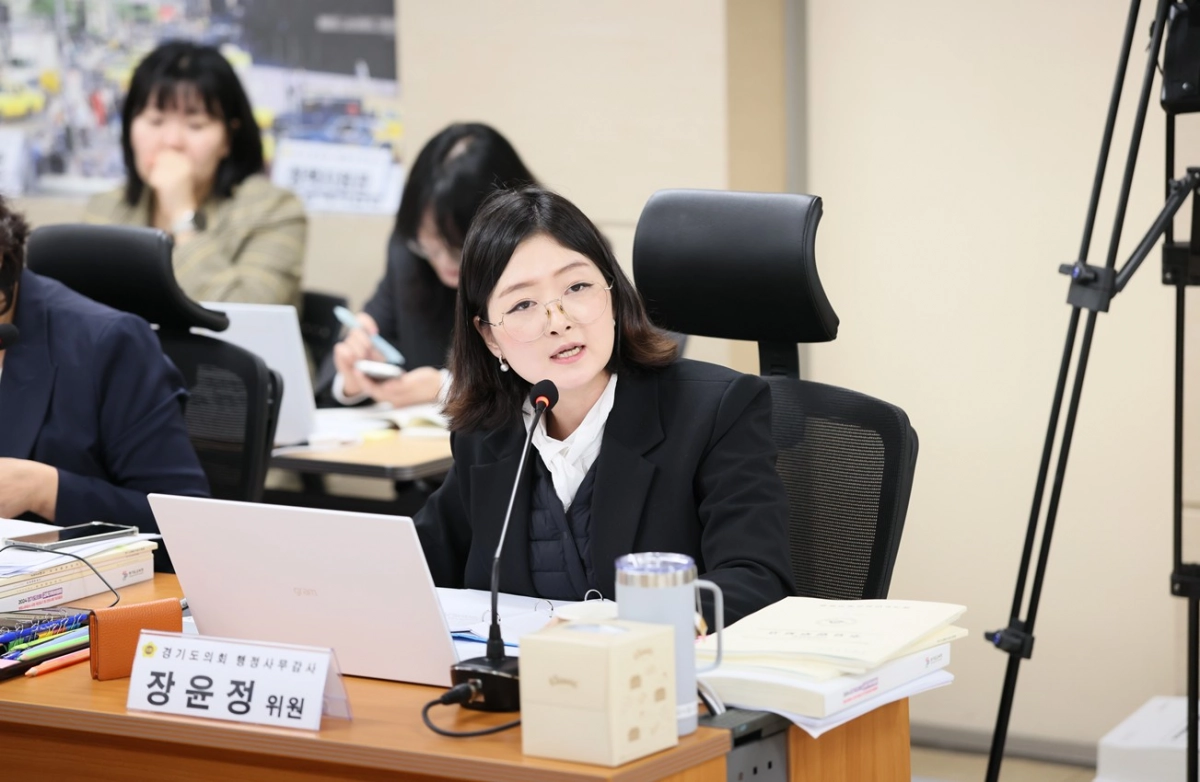장윤정 의원이 7일 열린 행정사무감사에서 고교학점제 전면 시행 이후 학습 격차 심화와 미이수 학생 증가 등 제도 운영 현황을 지적하고, 대책 마련을 촉구하고 있다.(사진=경기도의회)