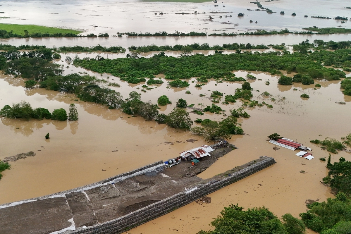 10일(현지시간) 26호 태풍 풍웡이 몰고 온 폭우로 필리핀 마닐라 북쪽 카가얀주 투게가라오시 인근 강이 범람한 모습. 2025.11.10 AFP 연합뉴스