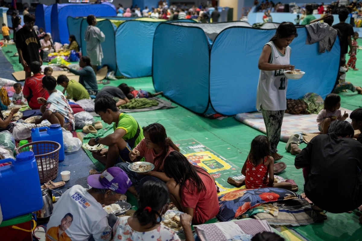 26호 태풍 풍웡 상륙 전 대피한 주민들이 9일(현지시간) 필리핀 이사벨라주 카우아얀의 한 대피소에 있는 모습. 2025.11.9 로이터 연합뉴스