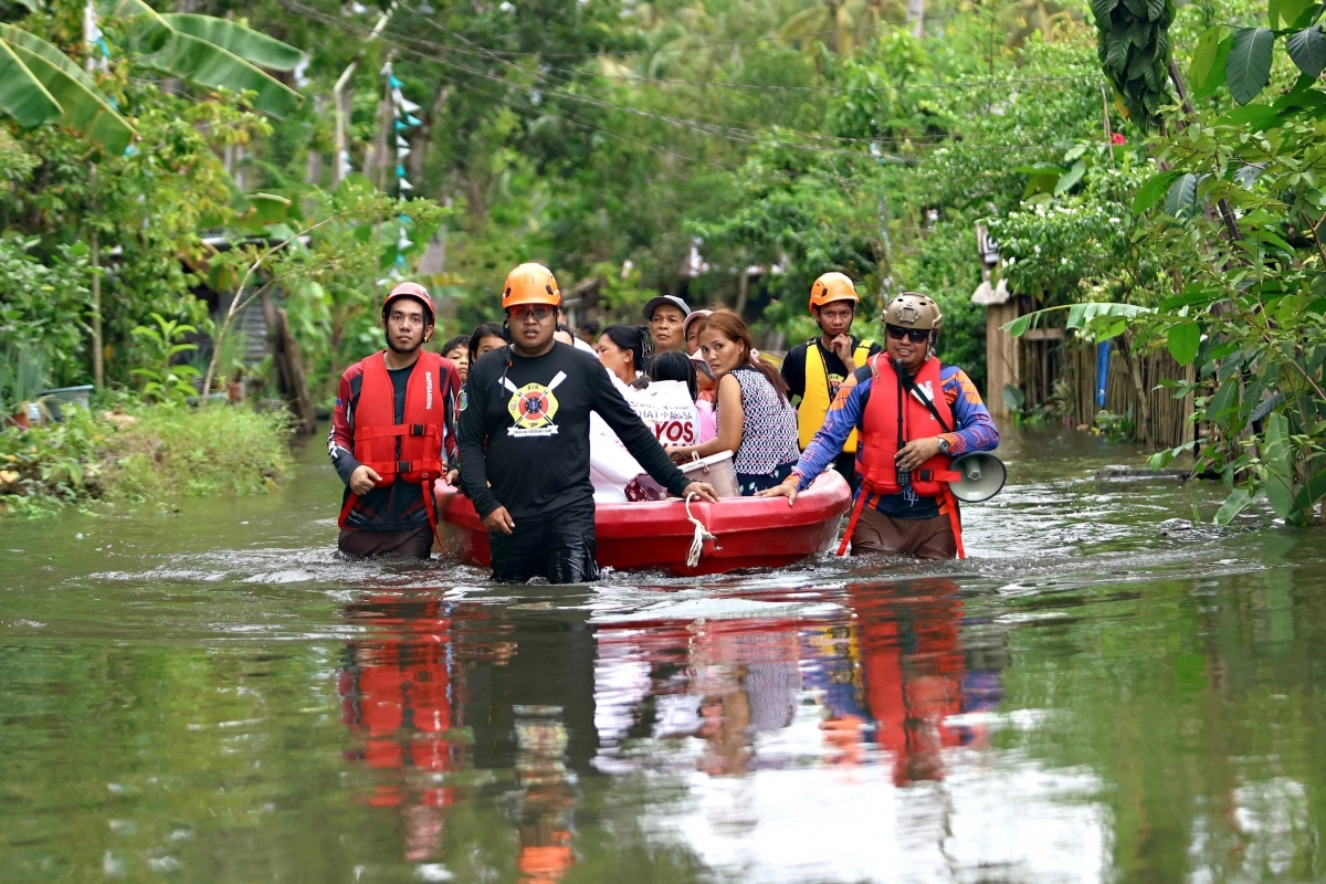 지난 8일(현지시간) 필리핀 민다나오섬 남부 레메디오스 T 로무알데스에서 구조대원들이 26호 태풍 풍웡이 동반한 폭우로 침수된 주택에서 주민들을 대피시키고 있습니다. 2025.11.8 AFP 연합뉴스