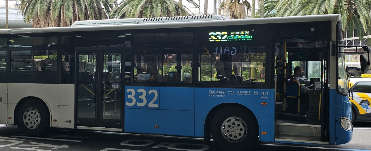 제주도가 지난 8월부터 제주 어린이와 청소년을 대상으로 도내 모든 노선 버스를 완전 무료로 이용할 수 있게 했다. 제주 강동삼 기자