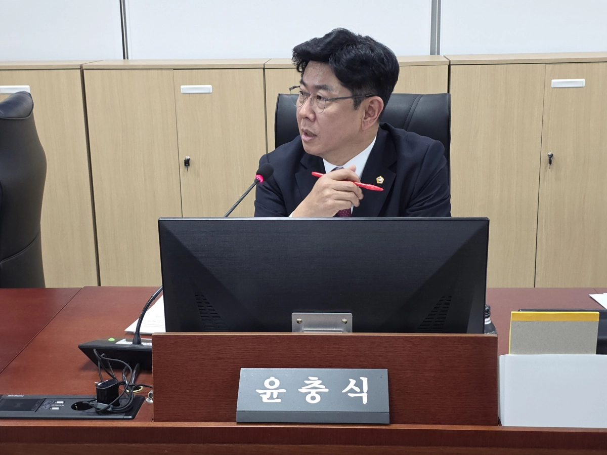 윤충식 의원이 7일 열린 국제협력국 대상 행정사무 감사에서 질의하고 있다.(사진=경기도의회)
