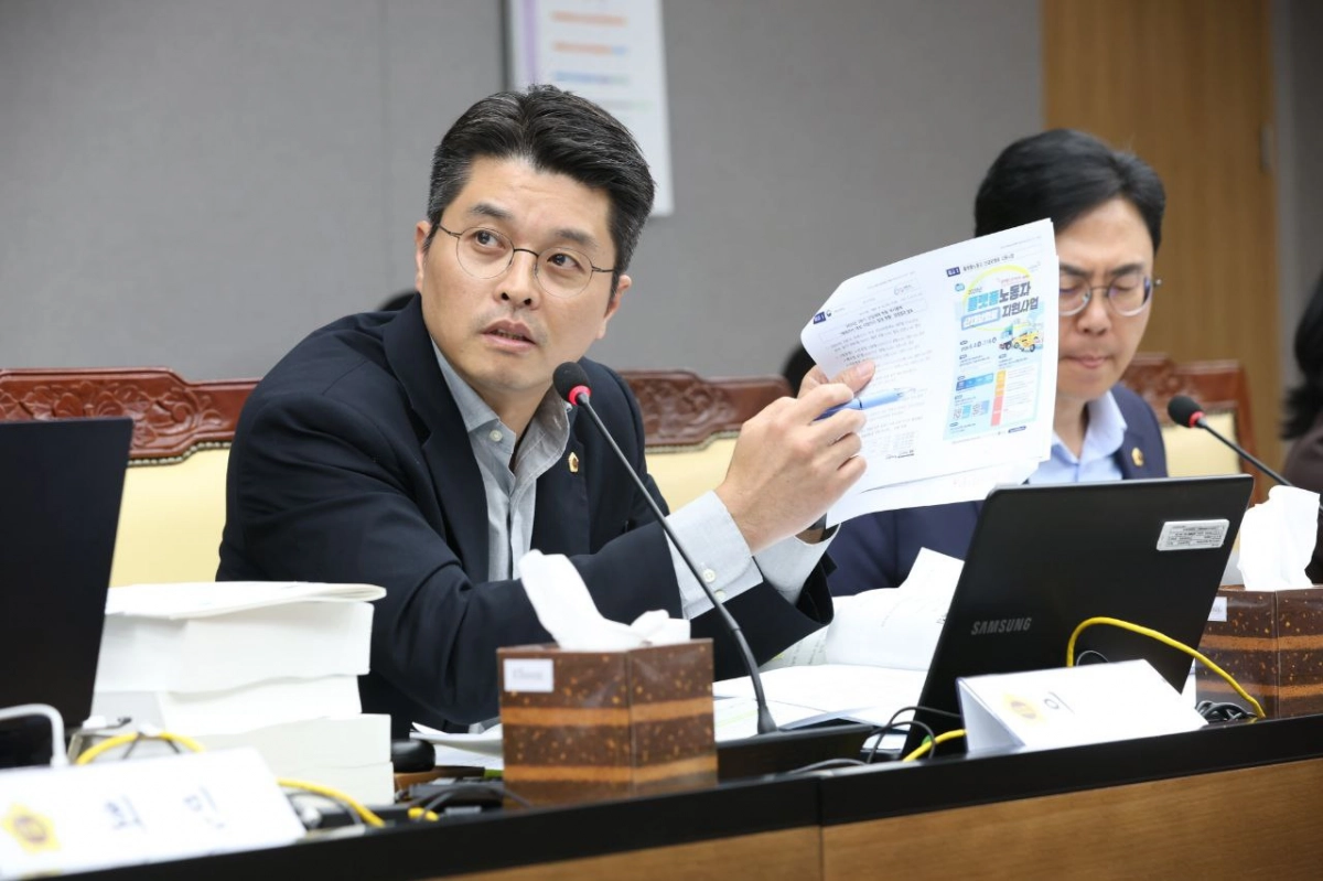 이재영 의원이 7일 노동국 행정사무감사에서 질의하고 있다.(사진=경기도의회)