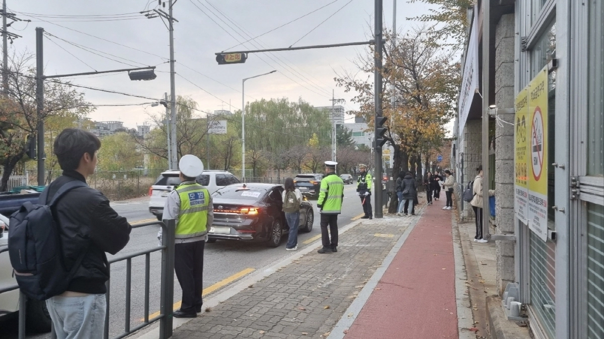지난해 대학수학능력시험 당일에 한 수험생이 구로구 비상수송 차량을 이용해 시험장에 가고 있다.  구로구 제공