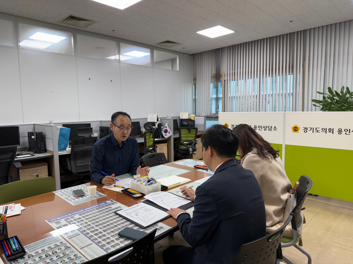 김영민 의원이 7일 경기도의회 용인상담소에서 경기도교육청 학교복합시설담당 장근호 사무관과 함께 처인구 학교복합시설 추진현황을 점검하고 있다.(사진=경기도의회)