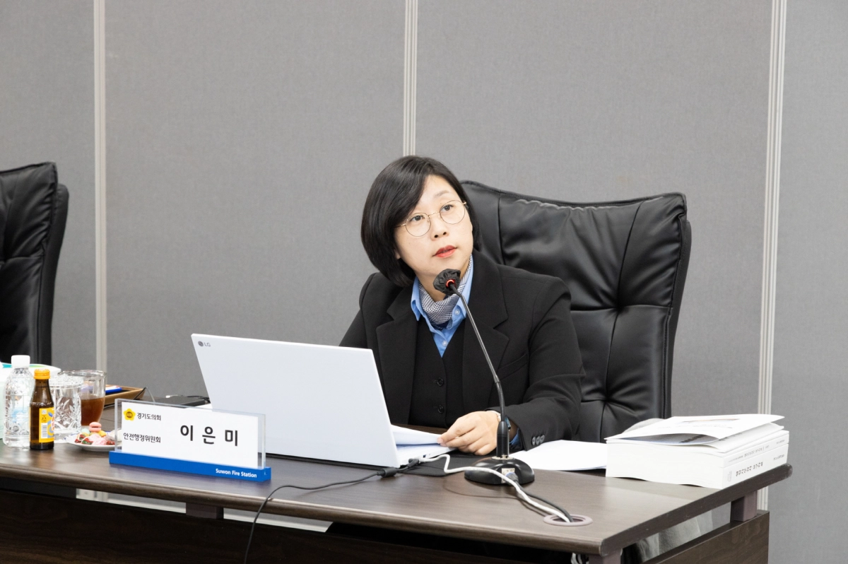 이은미 의원이 수원소방서 현지 행정사무감사에서 질의하고 있다.(사진=경기도의회)