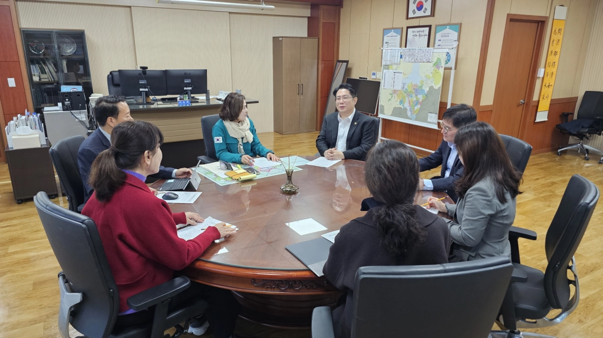 김현석 의원이 교육당국 관계자들을 만나 관내 학교의 식수 및 급식 안전 대책을 긴급 점검하고 실질적인 지원 방안을 논의하고 있다.(사진=경기도의회)