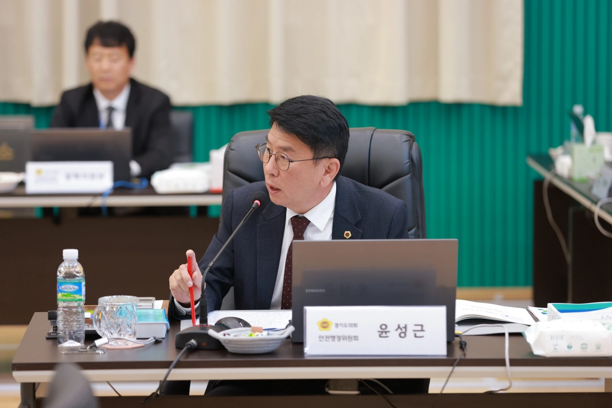 윤성근 의원이 11월 7일 성남소방서를 대상으로 실시한 2025년도 행정사무감사에서 질의하고 있다.(사진=경기도의회)