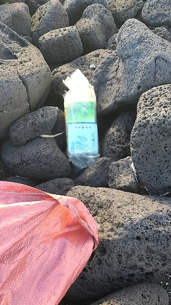 10일 오전 구좌읍 동복리에서 애월읍에서 발견된 마약과 유사한 마약류 의심 차 포장지가 발견됐다. 제주지방해양경찰청 제공