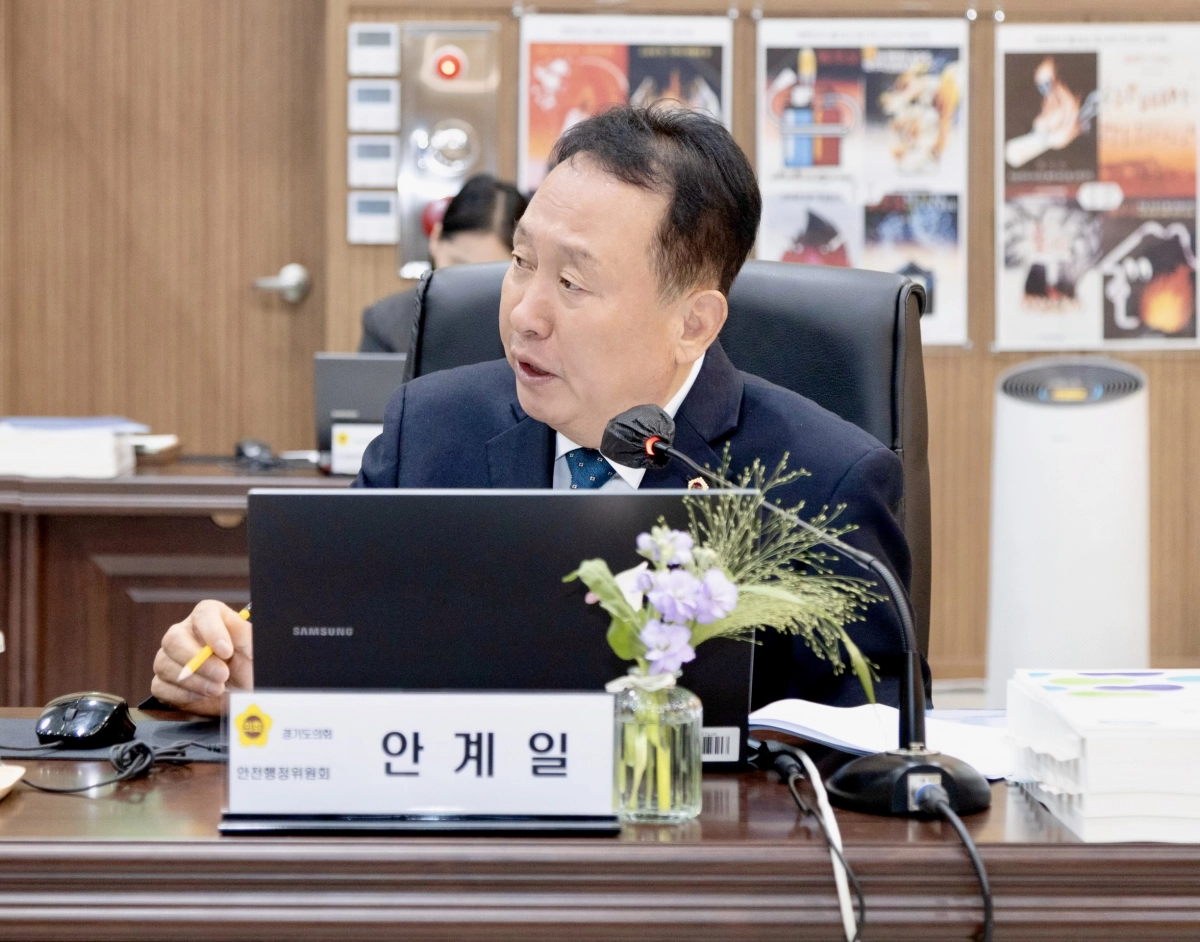 안계일 의원이 10일 열린 2025년 행정사무감사에서 남양주소방서를 대상으로 질의하고 있다.(사진=경기도의회)