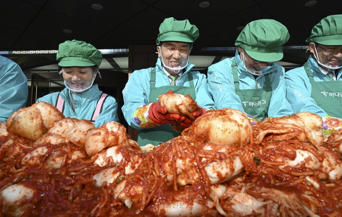 함영주(가운데) 하나금융그룹 회장을 비롯한 임직원들이 10일 서울 중구 하나금융그룹 명동사옥에서 열린 ‘2025 모두하나데이’ 사랑의 김장나눔 행사에서 김장을 하고 있다. 2025.11.10 이지훈 기자