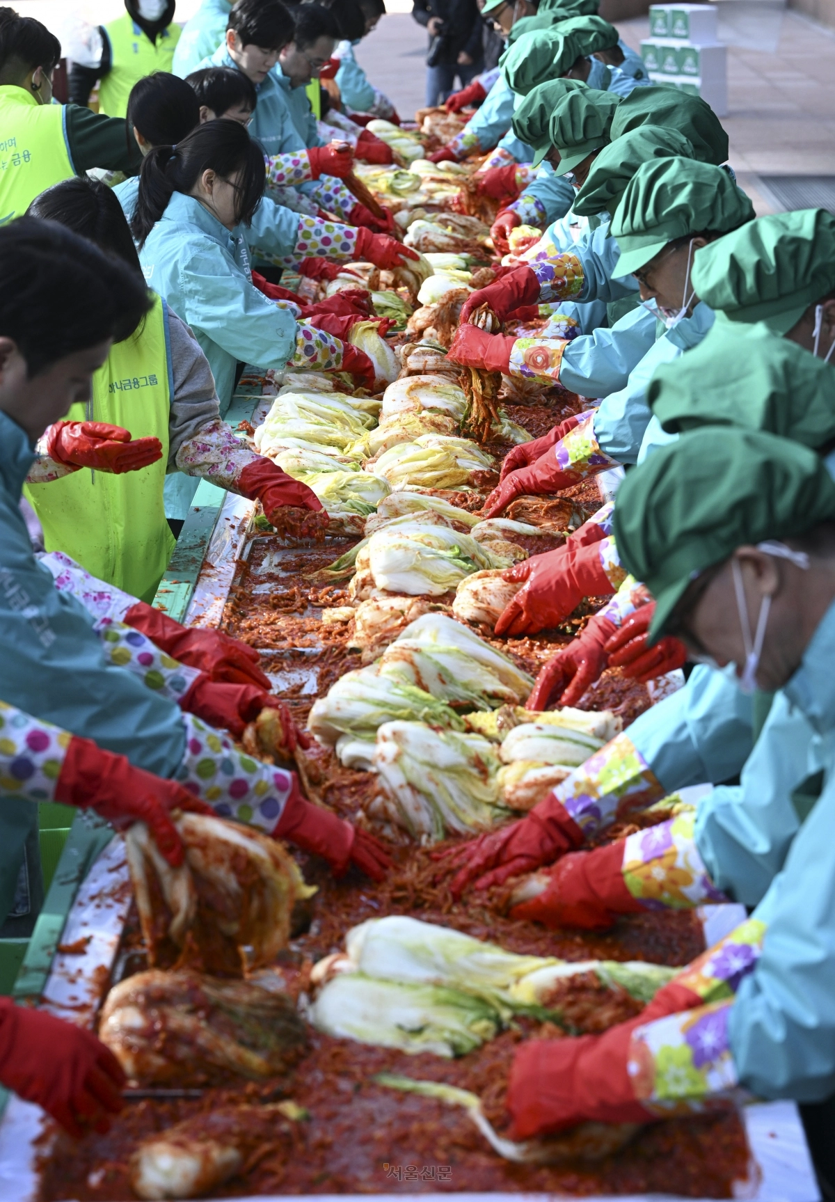 함영주 하나금융그룹 회장을 비롯한 임직원들이 10일 서울 중구 하나금융그룹 명동사옥에서 열린 ‘2025 모두하나데이’ 사랑의 김장나눔 행사에서 김장을 하고 있다. 2025.11.10 이지훈 기자