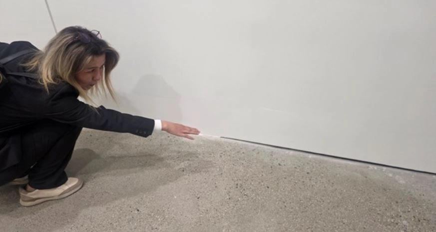 서서울미술관 지하 1층 전시실, 다목적홀 등 벽면 높낮이 등 부실시공 현장