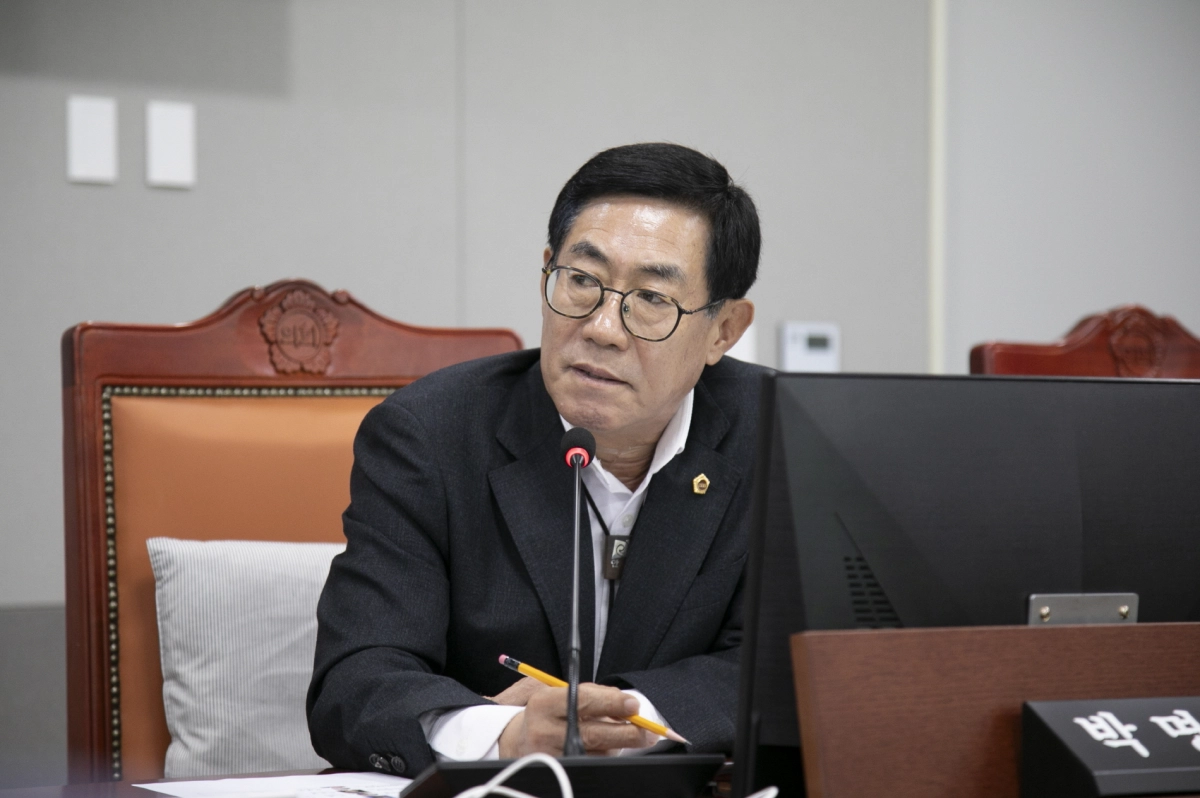 박명수 의원이 10일 도시개발국 행정사무감사에서 질의하고 있다.(사진=경기도의회)