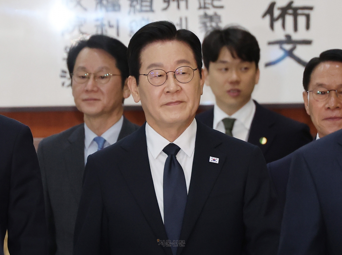 시정연설 이동 중인 이 대통령