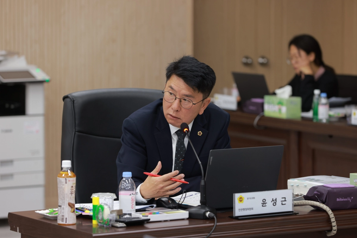 윤성근 의원이 11월 10일 실시된 2025년도 안양소방서 행정사무감사에서 질의하고 있다.(사진=경기도의회)